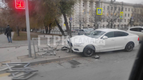 4 ноября в центре Самары произошло ДТП с двумя иномарками 