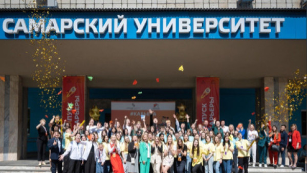 Китайские студенты объедаются в Самаре мороженым