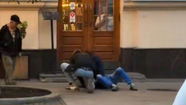 Появились кадры избиения мужчины наркозависимым на Ленинградской в Самаре