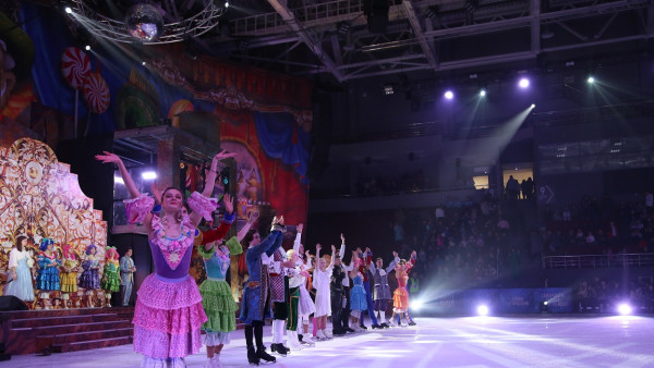 В Самаре для семей военнослужащих олимпийские чемпионы представили ледовое шоу «Щелкунчик»