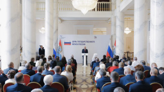 Вячеслав Федорищев вручил государственные награды жителям Самарской области накануне Дня флага России