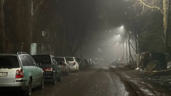 В Самаре сняли на видео бросающуюся на прохожих женщину