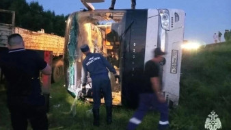 Появились кадры с места ДТП с перевернувшимся самарским автобусом