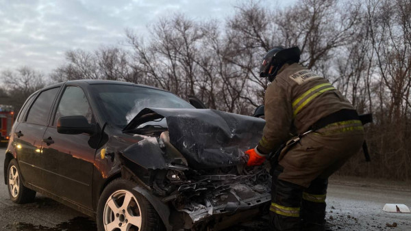 Водитель LADA Kalina пострадал в ДТП с экскаватором под Самарой