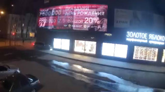 В Самаре легковушка врезалась в ТЦ на Московском шоссе, протаранив ограждение