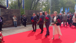 Жители областной столицы 1 мая возложили цветы к мемориальному комплексу «Самара - город трудовой доблести»