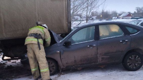 Под Самарой легковушка залетела лобовым стеклом под грузовик