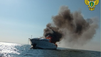 Под Сызранью сгорела люксовая 20-метровая яхта "Мечта"