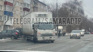 Снёс всю парковку: в Самаре грузовик не справился с гололёдом и натворил бед