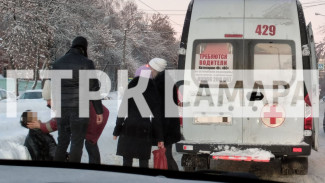 Лежит в сугробе: самарские врачи экстренно оказывают помощь мужчине на улице Ново-Вокзальной