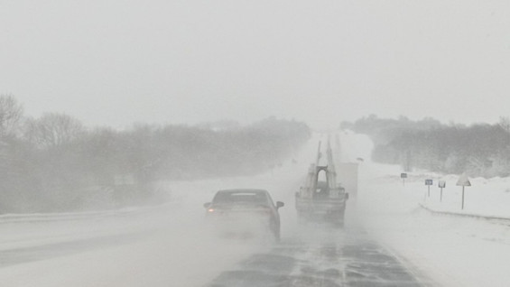 Противогололедные смеси,  которые используются на дорогах, оказались опасными - они разрушают бетон