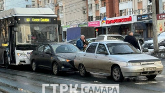 В Самаре три автомобиля столкнулись у парка им. Гагарина