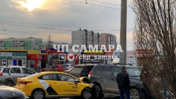 В Самаре на пр. Кирова таксист протаранил припаркованную Тойоту Ленд Крузер 