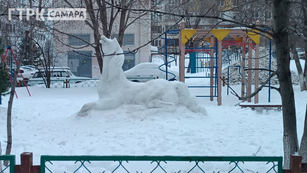 В Самаре в канун Китайского Нового года слепили статую лошади из снега