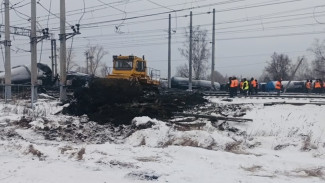 На Куйбышевской магистрали предотвращают экологическую катастрофу после аварии