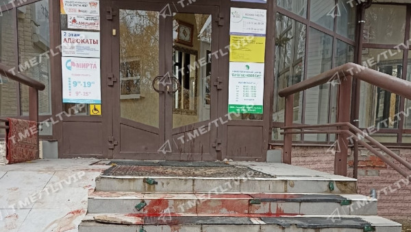 Крови как на бойне: жители Тольятти гадают, что случилось на ступеньках ТЦ