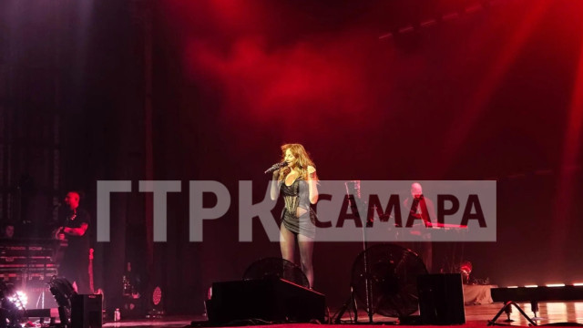 В Самаре Анна Асти спела с фанатом и призналась, что наливает в стакан на концерте