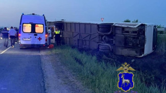 В Самарской области на трассе перевернулся автобус с пассажирами