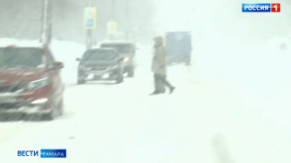 Губернатор Дмитрий Азаров поручил мобилизовать все ресурсы для расчистки снега