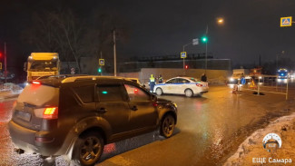 Движение перекрыли на Заводском шоссе в Самаре у дома №15 из-за провала асфальта