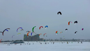 Завораживающее зрелище: в Тольятти проходит чемпионат России по сноукайтингу 