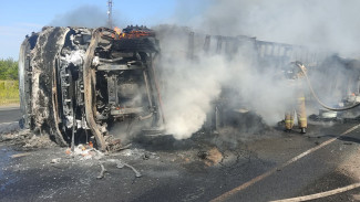 Груженая фура Dongfeng перевернулась и сгорела на трассе под Самарой