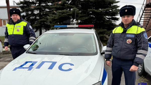 В Самарской области полицейские помогли добраться до больницы рожающей женщине