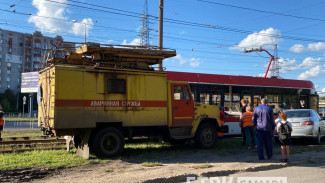 В Самаре обрыв контактной сети на Демократической парализовал движение трамваев