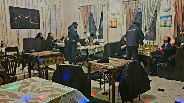 Пьяную 17-летнюю девушку нашли в кафе во время рейда с ОМОНом в Самаре