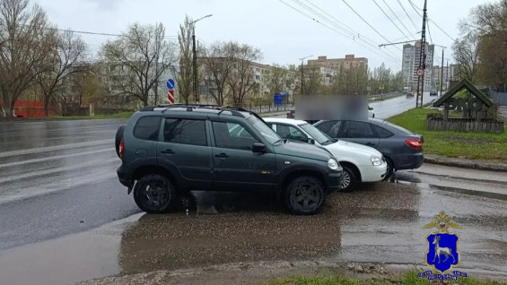 Под Самарой 11-летний ребенок и женщина пострадали в ДТП при столкновении 3 автомобилей 