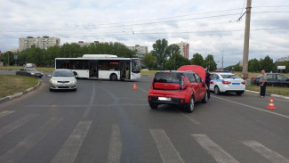 В Самарской области автоледи врезалась в пассажирский автобус и перевернулась. Видео  