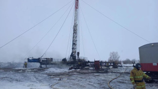 Появились кадры бегущих в огне рабочих на нефтескважине под Самарой