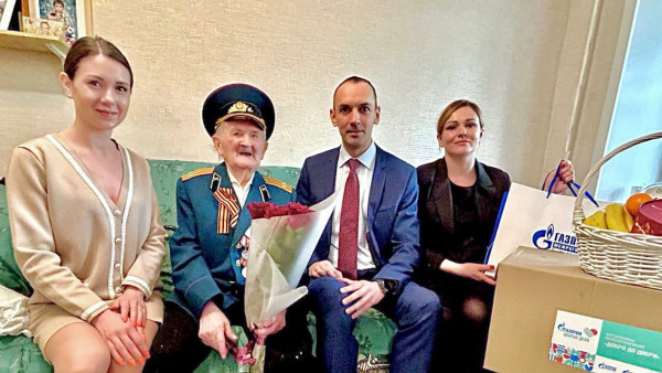 Волонтеры-газовики поздравили ветеранов Великой Победы с праздником