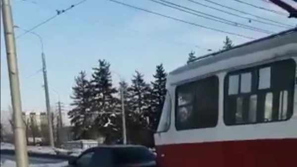 В Самаре водитель трамвая взял на буксир застрявшую на рельсах легковушку  