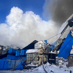 Под Самарой пожарные борются с огнем на складе крупной компании