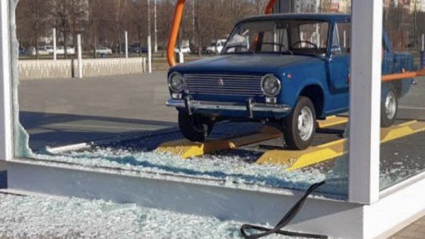 В Тольятти вандалы разбили выставочный объект в сквере 50-летия АВТОВАЗа