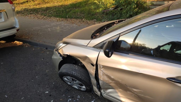 В Самаре пострадала водитель, врезавшаяся в два припаркованных авто