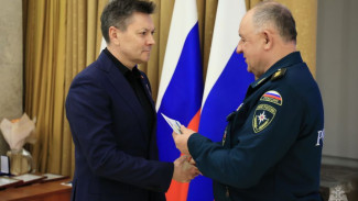Самарский космонавт Олег Кононенко награжден медалью МЧС России