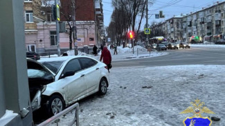 В Самаре водитель Hyundai Solaris въехал в жилой дом после столкновения