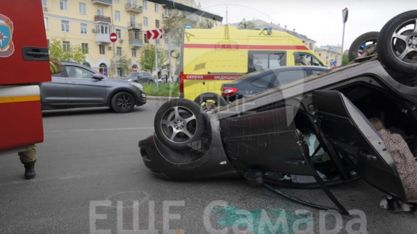 В Самаре LADA Kalina перевернулась на крышу и перекрыла улицу Гагарина