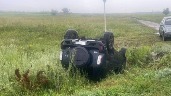 Женщина на Niva вылетела в кювет и перевернулась в Самарской области 