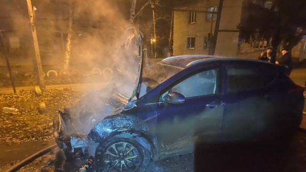 Под Самарой ночью 10 декабря загорелся автомобиль Geely 