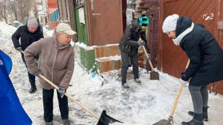 Появились кадры последствий выхода чиновников с лопатами на расчистку улиц от снега в Самаре