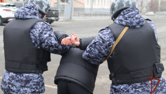 В Тольятти мужчина в неадекватном состоянии пытался прорваться в школу 