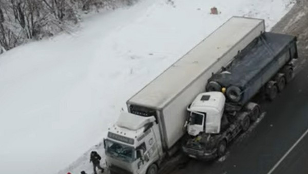 В Самарской области утром 30 января столкнулись 2 грузовика