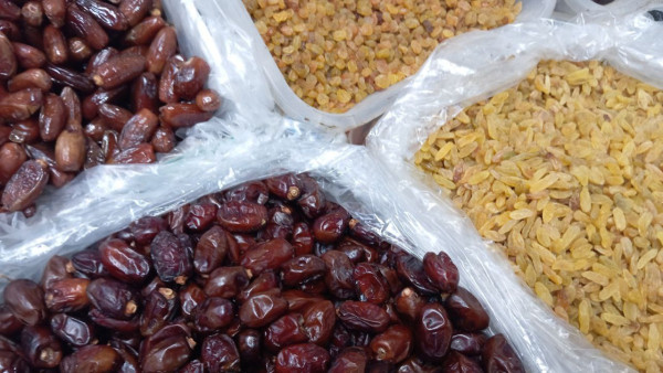 В аэропорту Курумоч пресекли ввоз 145 кг опасных фруктов и орехов