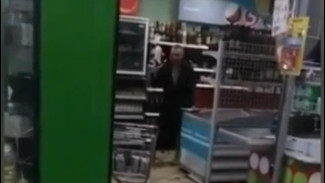 Мужчина вооруженный топором напал на магазин "Пятерочка" в Самарской области
