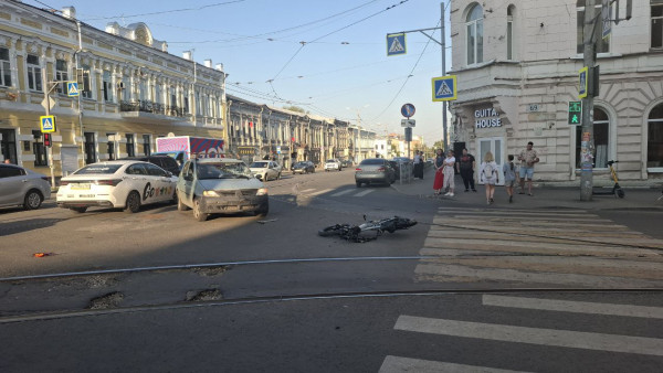 В Самаре на ул. Венцека столкнулись Renault и велосипедист