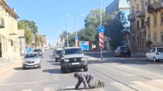 Самарец встретил День знаний на четвереньках посреди пешеходного перехода