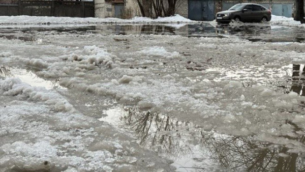 В Самаре ушло под воду кольцо Московского шоссе у Центрального автовокзала